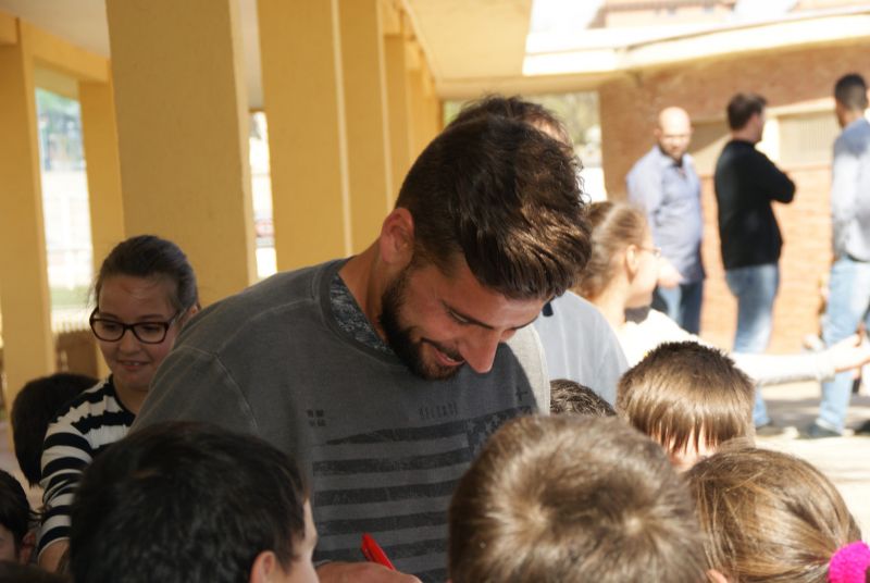 Xavi Molina signant a alumnes de l'escola de La Canonja. Foto:Nàstic
