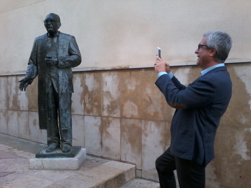 Ballesteros fent la fotografia amb el seu mòbil. Foto:Tarragona21