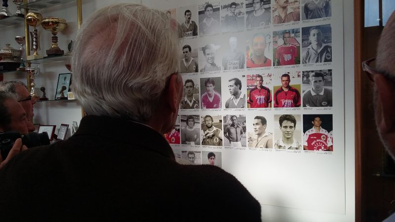 Valero Serer contempla les fotografies dels jugadors amb més de 200 partits.  Foto:Tarragona21