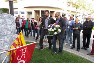 Un moment de l'ofrena floral al monument a la Lleva del Biberó. Foto: Tarragona21