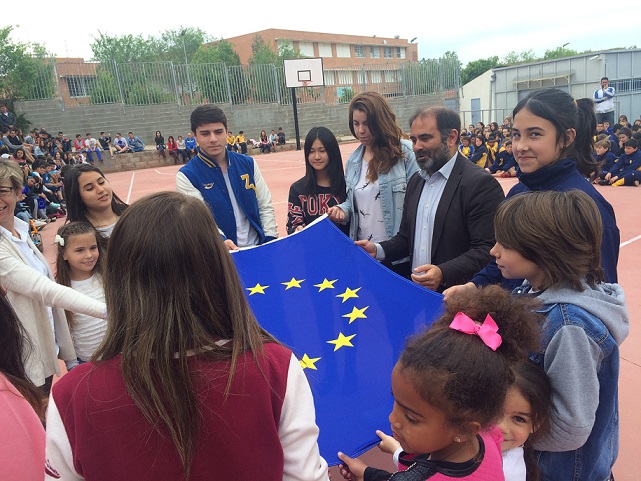 El conseller responsable d’Europe Direct Tarragona, Xavier Tarrés, lliurant la bandera d’Europa a l’Escola Joan XXIII