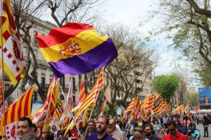 Les senyeres s'han alternat amb banderes republicanes i dels diferents sindicats. Foto:Tarragona21