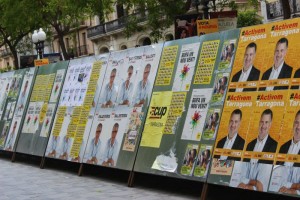 Coca central de la Rambla nova amb cartells electorals. Foto: Tarragona21