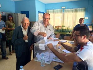 Rafa Luna  votant a Roda de Berà. Foto: Cedida