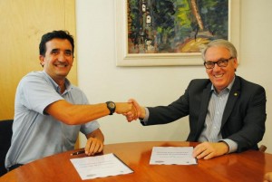 L’alcalde de Vila-seca, Josep Poblet, i el gerent d'Aquopolis Costa Daurada, Josep M. Claver, durant la signatura del conveni