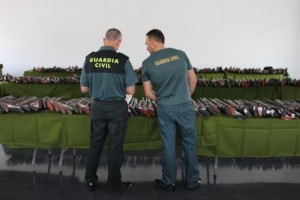 Dos agents de la Guàrdia Civil, amb l'armament que serà sbhastat