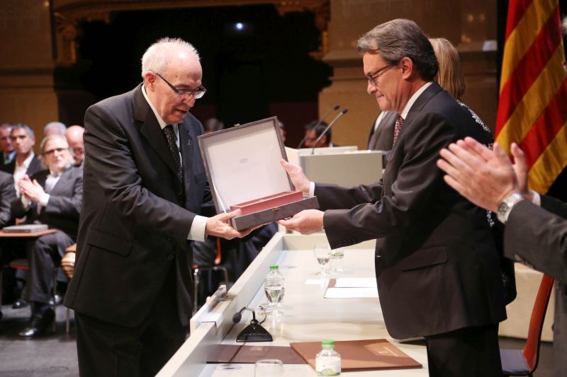 El president de la Generalitat atorga el premi a Mossén Joan Aragonés. Foto: Cedida