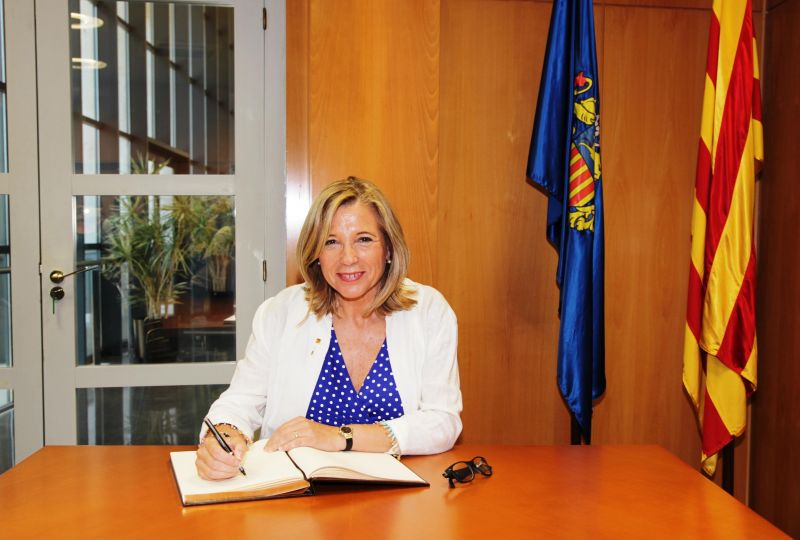  Joana Ortega, vicepresidenta del Govern de la Generalitat i presidenta en funcions, signant el Llibre d’Honor de l’Ajuntament de Cambrils.