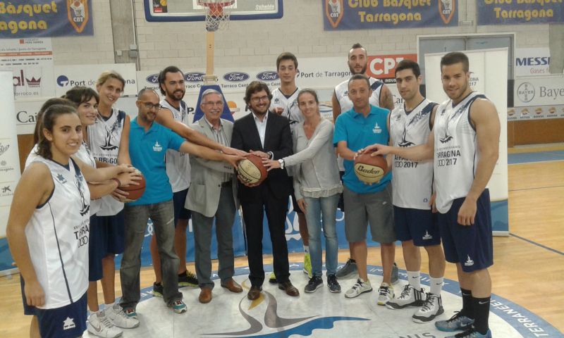 Jugadors de bàsquet 3x3 al pavelló del Serrallo amb Javier Vilamayor. Foto: Tarragona21