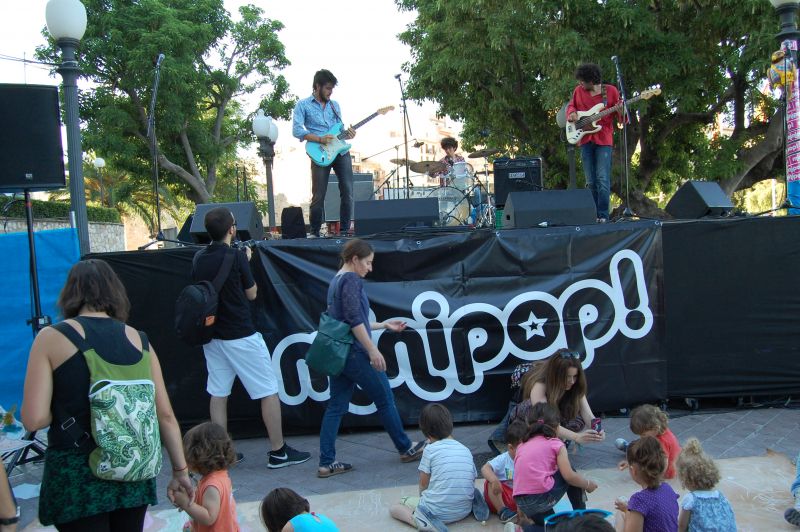 El grup musical Ivory davant d'un públic molt jove al Minipop. Foto: Tarragona 21