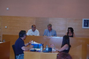 Al fons, d'esquerra a dreta, Jordi Soler, Eduard Rovira i Nuria Batet. Foto: Tarragona21