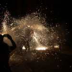 La pluja no apaga la festa del foc a Tarragona