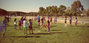 Imatge d'una jornada de Club Rugby Tarragona i nens del centre obert. Foto: Cedida