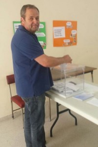 L'alcalde de Vilallonga votant. Foto: Cedida