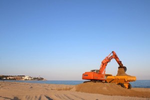 Una de les màquines que treballa a les platges d'Altafulla