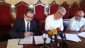 Melcior Arcarons i Josep Fèlix Ballesteros signant l'acord. Foto: Tarragona21