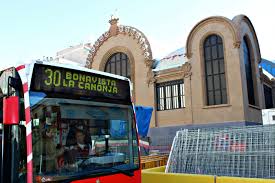 Autobusos davant del Mercat Municipal. Foto: Tarragona21