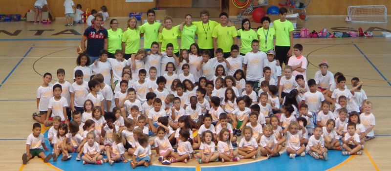 Més de 120 nens i nenes de Salou finalitzen la primera quinzena de l’escola esportiva d’iniciació d’estiu 2015. Foto: Cedida