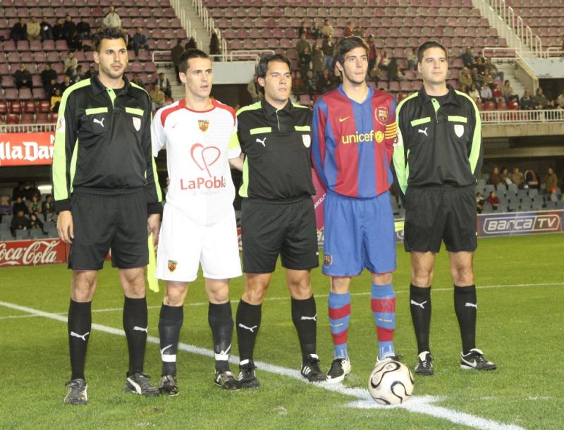 Ferran Esteve era el capità de La Pobla i Marc Valiente del Barça B en el darrer partit de l'any 2007. Foto:Cedida