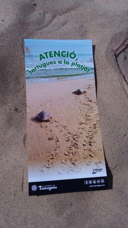Tríptic que es reparteix a les platges de Tarragona. Foto: Tarragona21
