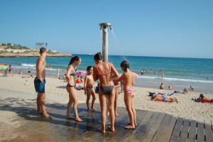 Una família remullat-se a la platja de Miracle per combatre l'onada de calor. Foto: Tarragona21