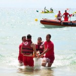 La Creu Roja realitza un simulacre de salvament i socorrisme a la platja Llarga