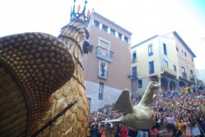 L'Àliga de Tarragona i l'Àguila de Reus ballen a la plaça de les Cols. Foto: Tarragona 21