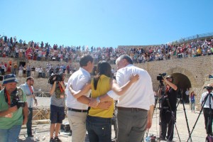 Els tres líders del partit apleguen centenars de persones a l'amfiteatre. Foto: Tarragona21