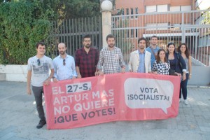 Carles Castillo amb membres de les Joventuts Socialistes. Foto: Tarragona 21