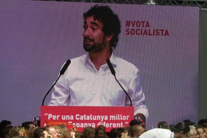 La imatge de Carles Castillo, en una pantalla gegant durant la seva intervenció. Foto: Tarragona21