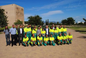 Els treballadors del nou Pla d’Ocupació Municipal, acompanyats de les autoritats, tècnics i tutors al parc de la Torre d’en Dolça