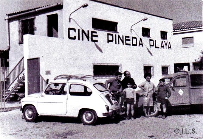 L'empresari exhibidor Salvador Martí Pons en família a la façana exterior del cinema a l'aire lliure Pineda Playa (Tarragonès) en els anys seixanta. Col·lecció Elisabet Martí. 