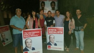 Partit Socialista a Vila-seca durant l'enganxada de cartells. Foto: Cedida