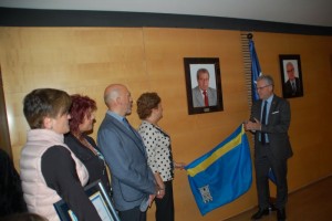 L'alcalde Pere Granados i la família de Julio Vilaplana destapen la fotografia commemorativa a l'Ajuntament de Salou. Foto: Tarragona 21 