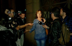La regidora Begoña Floria atén als mitjans a la sortida de l'escorcoll a l'Ajuntament. Foto: Tarragona21