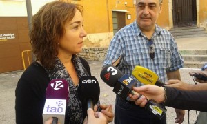 La portaveu de l'Ajuntament, Begoña Gloria, atenent la premsa davant la seu de l'institut. Foto: Tarragona21