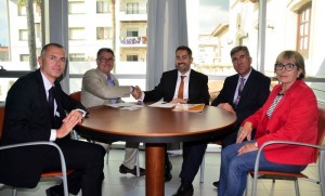 Un moment de la signatura del conveni entre l'Ajuntament i La Caixa