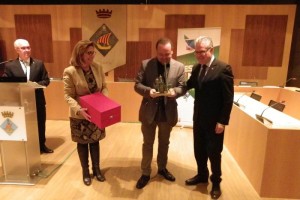 Jordi Diloli, rebent de l'alcalde la reproducció del monument de Jaume I. Foto: Tarragona21