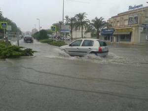 Eix de la carretera C-31 a Cunit greument afectat per la pluja. Foto: Cedida