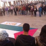 Un trentena de persones es concentren a la plaça de la Font per solidaritzar-se amb el poble sirià