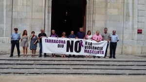 Regidors de l'Ajuntament amb un cartell contra la violència masclista el passat mes d'agost. Foto: Tarragona 21