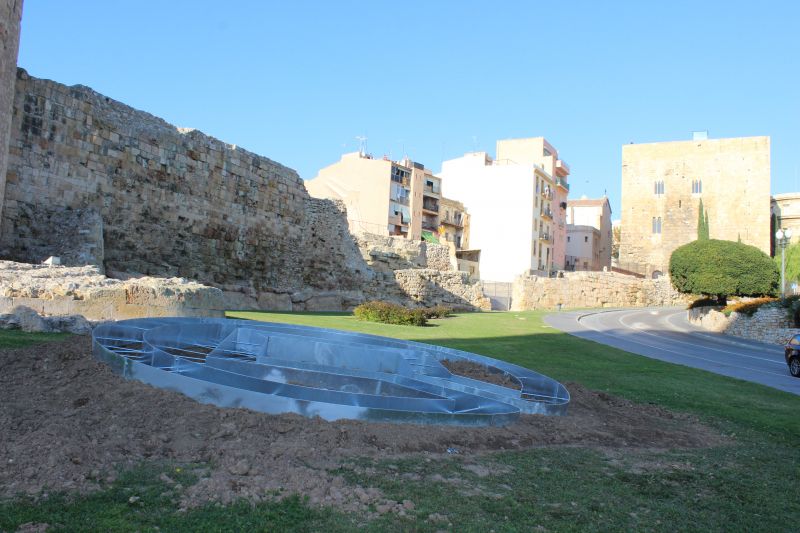 El logotip de Patrimoni de la Humanitat de la Unesco s'està posant davant de la capçalera del Circ. Foto:Tarragona21