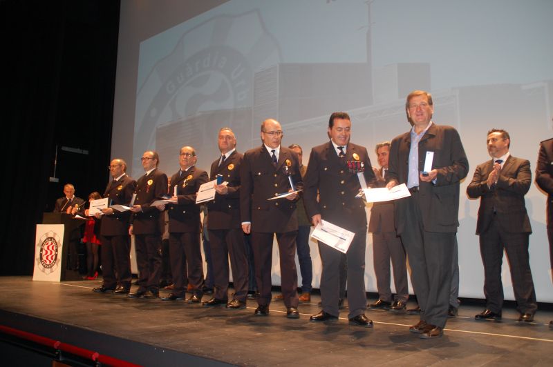 Les autoritats locals han condecorat agents de la Guàrdia Civil. Foto: Tarragona21