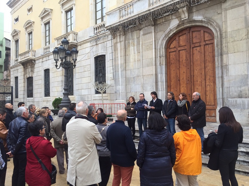 Ciutadans ha retut homenatge a la Constitució a les portes de l'Ajuntament de Tarragona