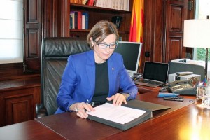 La presidenta del Parlament, signant el document de proposta d'investidura de Puigdemont