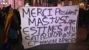 Una pancarta avui a la plaça de Sant Jaume. Foto: TV3