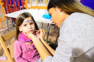 Una nena, en un taller de maquillatge nadalenc