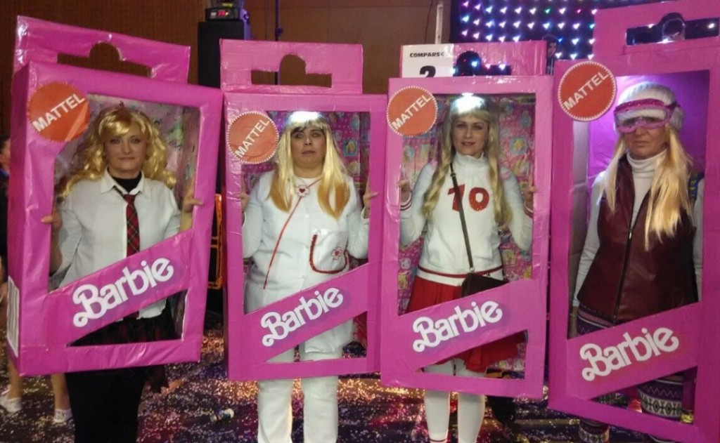 Un grup de 'Barbies', al Carnaval de Mont-roig-Miami