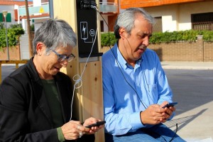 A la fotografia apareixen asseguts la regidora d'Urbanisme, Marisa Méndez-Vigo, i Jordi Aran, cap de servei d'Aigües d'Altafulla