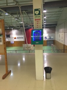 L'aparell desfibril·lador instal·lat al pavelló poliesportiu